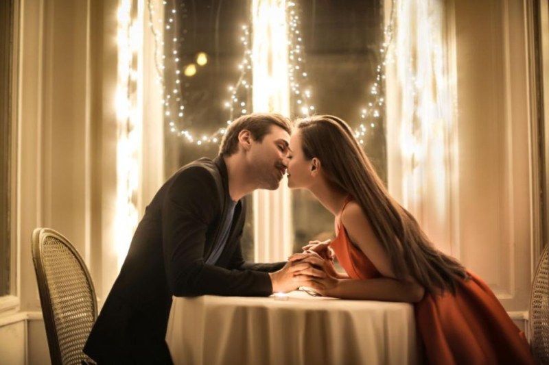 Какво се случва с тялото ни при романтична целувка