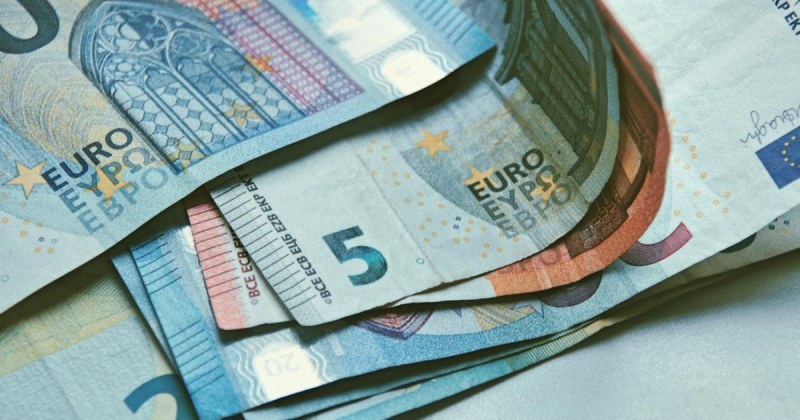 Минималната работна заплата става 620,20 евро от днес