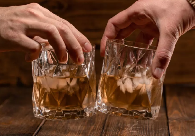 Празниците и алкохолът - кога удоволствието се превръща в риск