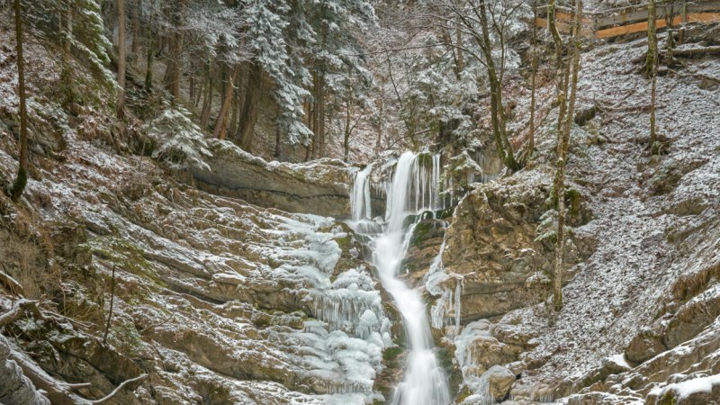 3-метрови висулки оковаха водопад у нас