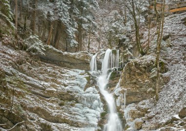 3-метрови висулки оковаха водопад у нас