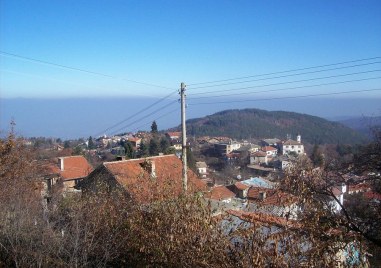 Момче падна от скала край Бойково, пожарникари го спасиха