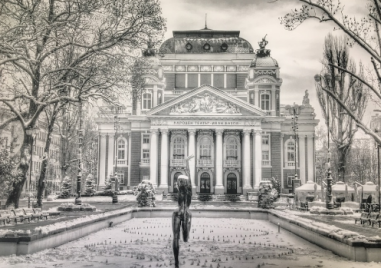 На този ден: Откриват сградата на Народния театър в София