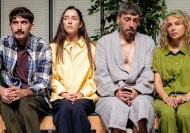 Спектакълът “Оставам за малко“ идва в Пловдив