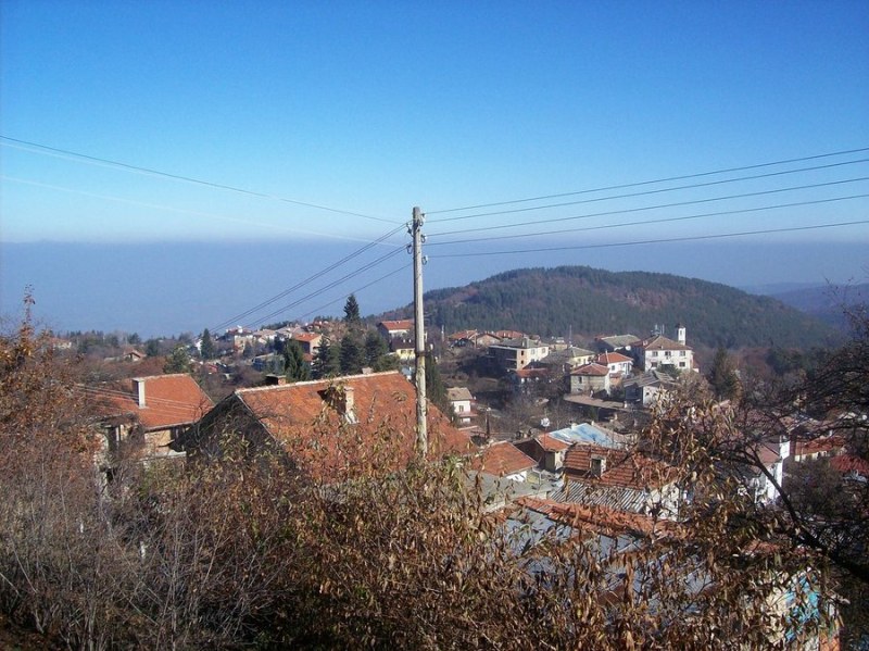 Момче падна от скала край Бойково, пожарникари го спасиха