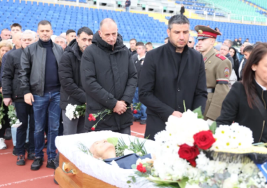 Хиляди изпратиха Димитър Пенев в последния му път