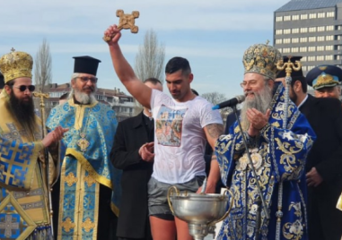 Пловдив почита паметта на Ботев, освещават бойните знамена, спасяват и Светия кръст