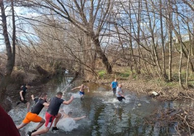 Богоявление в кв. „Прослав“ с водосвет и спасяване на кръста