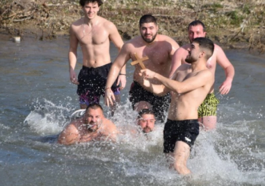 Десетки се хвърлиха за спасяване на Богоявленския кръст в реките на Община Марица