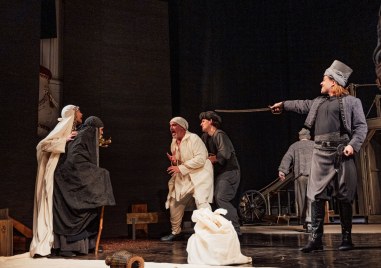 Епичният спектакъл „Време разделно“ гостува за първи път в Пловдив