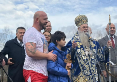 Ето кой  успя да извади Богоявленския кръст в Пловдив