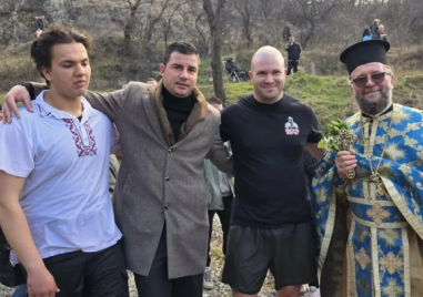 Кръстът в Сопот се счупи, двама смелчаци го извадиха