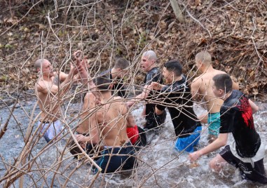 Няколко смелчаци се бориха за кръста в Перущица