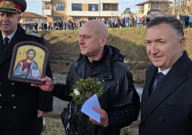 Спасиха Светия кръст в Карлово след дълго търсене