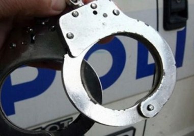 Спипаха мъже, напъхали шоколади за 150 евро в панталоните