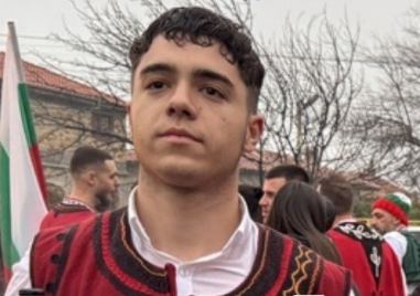 Ученик от Пловдив хвана богоявленския кръст в Шипка