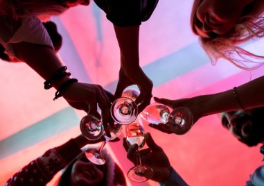 Защо смесването на енергийни напитки и алкохол е особено опасно?