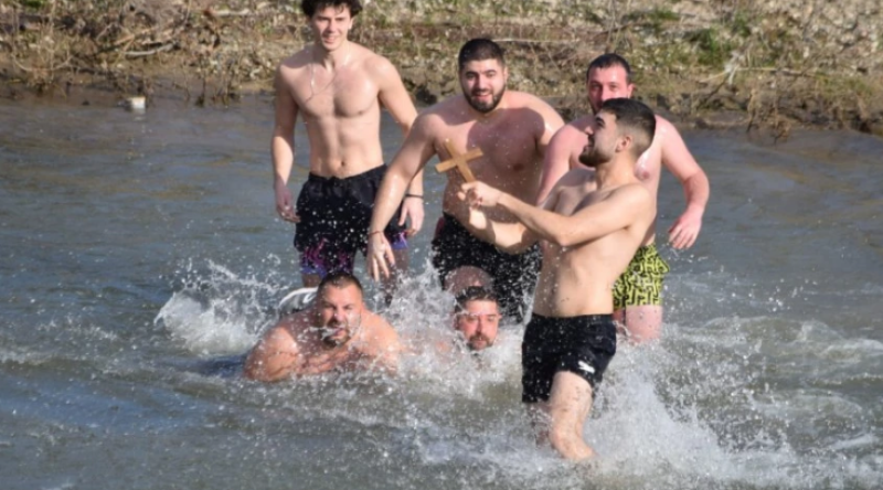 Десетки се хвърлиха за спасяване на Богоявленския кръст в реките на Община Марица