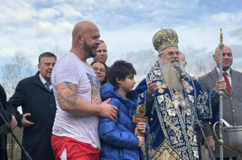 Ето кой  успя да извади Богоявленския кръст в Пловдив
