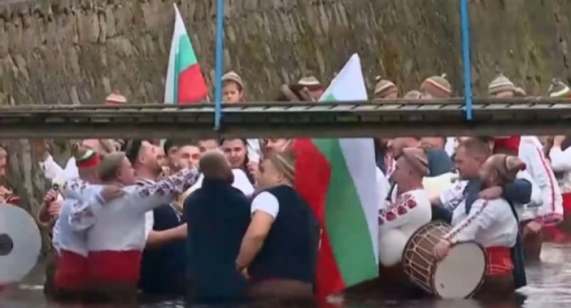 Мъжкото хоро се изви във водите на Тунджа в Калофер