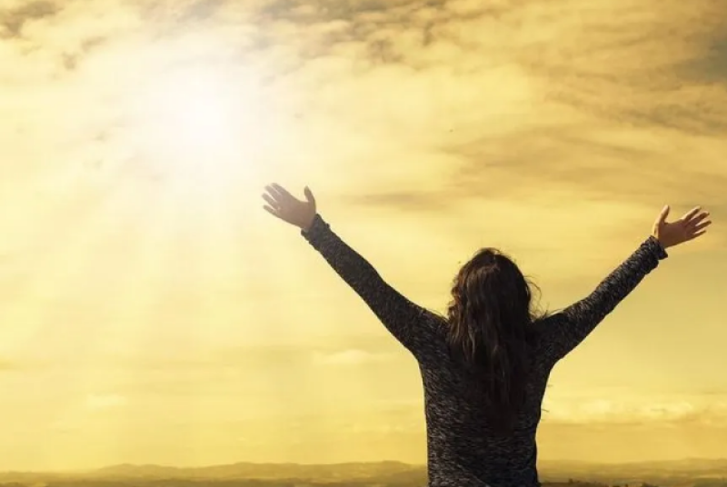 Пеене, благодарност и кратка дрямка - стратегии, с които да се почувстваме по-добре през 2026