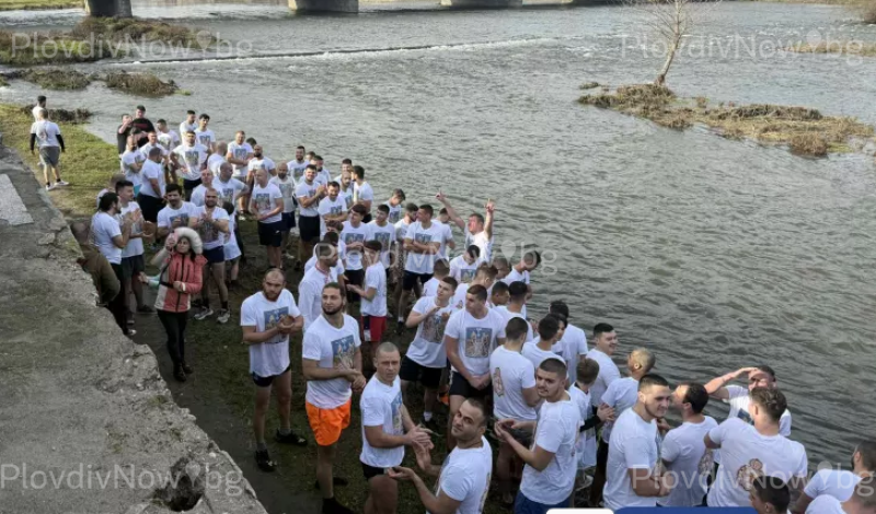Рекорден брой желаещи да спасят Богоявленският кръст в Пловдив