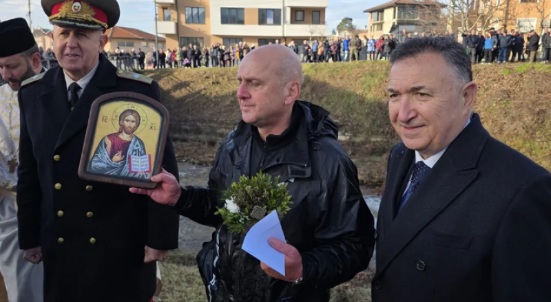 Спасиха Светия кръст в Карлово след дълго търсене