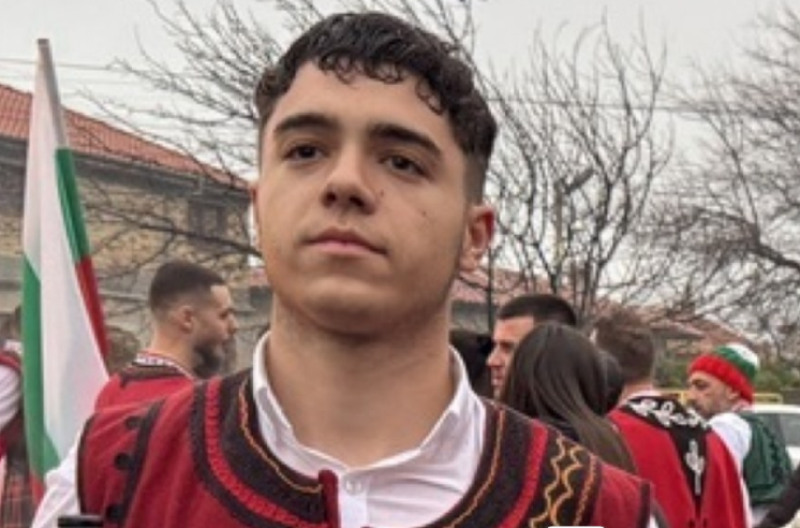 Ученик от Пловдив хвана богоявленския кръст в Шипка