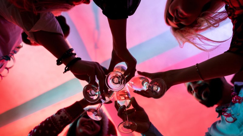 Защо смесването на енергийни напитки и алкохол е особено опасно?