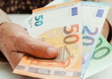 Започна изплащането на първите пенсии в евро