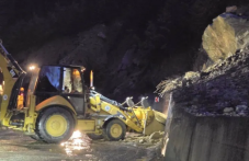 Паднали камъни затрудниха движението по път в Родопите