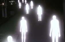 Учени: Хората наистина светят, но светлината изчезва след смъртта