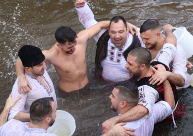 Канят младоженци на Къпанките в Перущица - уникален местен обичай