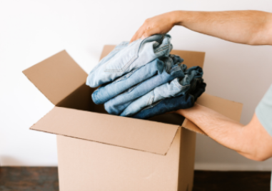 Нова кампания събира дрехи за бежанци и хора, търсещи закрила