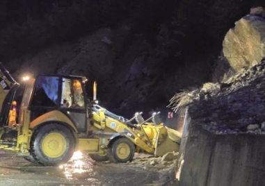 Паднали камъни затрудниха движението по път в Родопите