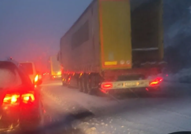 Усложнена пътна обстановка по АМ „Тракия“заради снеговалеж