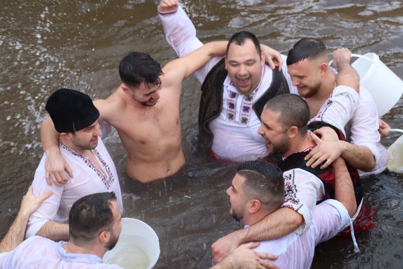 Канят младоженци на Къпанките в Перущица - уникален местен обичай