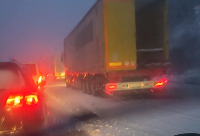 Усложнена пътна обстановка по АМ „Тракия“заради снеговалеж