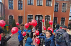 С балони “Обичам те“ деца и родители изпратиха любим учител в пенсия