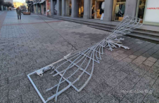 Сгромоляса се част от празничната украса на Главната