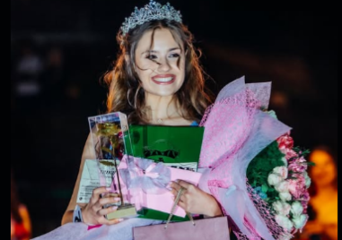 Канят девойки за конкурса “Царица на розата“ в Карлово