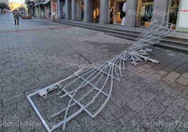 Сгромоляса се част от празничната украса на Главната