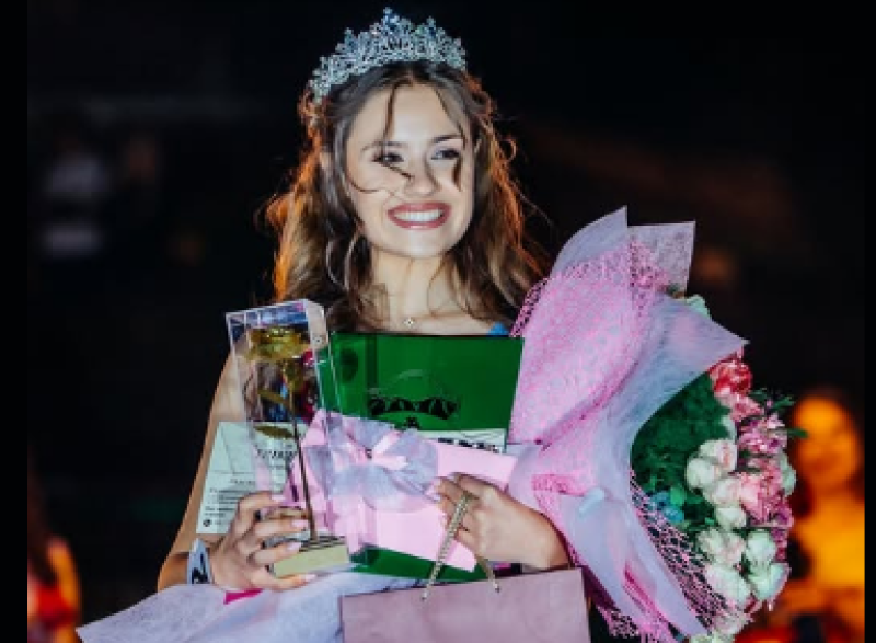 Канят девойки за конкурса “Царица на розата“ в Карлово