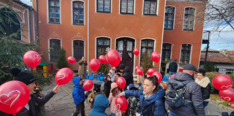 С балони “Обичам те“ деца и родители изпратиха любим учител в пенсия