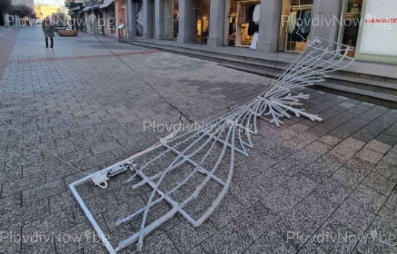 Сгромоляса се част от празничната украса на Главната