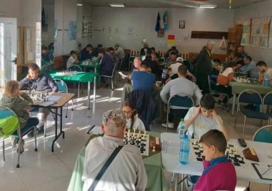 Глобиха шахматно дружество в Пловдив, организирало турнир с деца по време на грипна епидемия