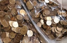 Бидони със стотинки блокираха банков клон