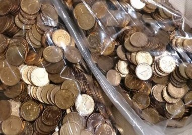 Бидони със стотинки блокираха банков клон