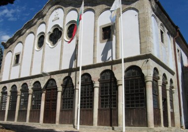 Канят жителите на Сопот на празничен молебен и курбан на Антоновден