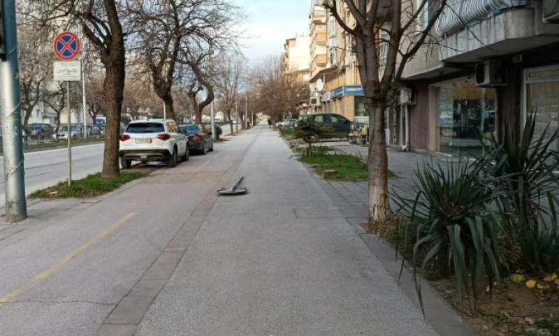 Прекършиха и събориха пътен знак в Кючука